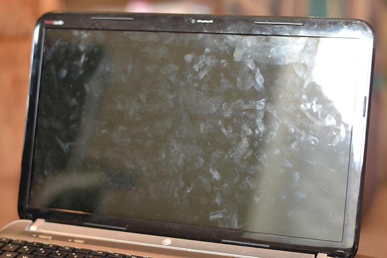 Грязный экран ноутбука
